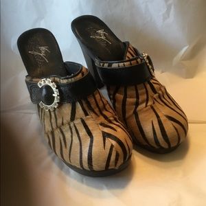 Very Volatile striped clogs